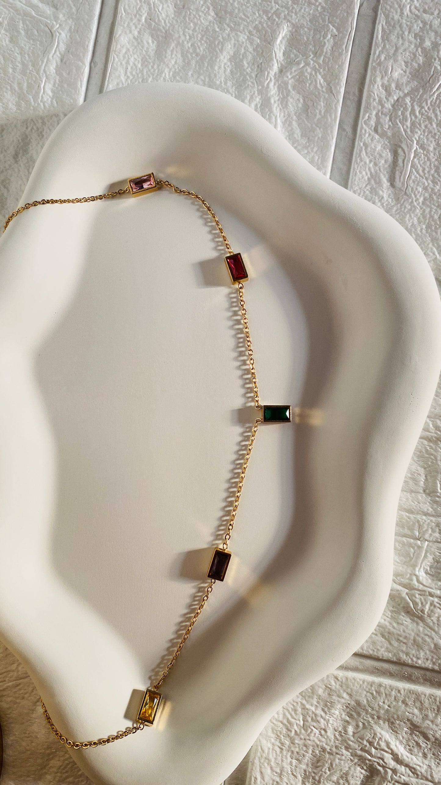 trendy gold necklace
Unique multicolor design – perfect for any outfit