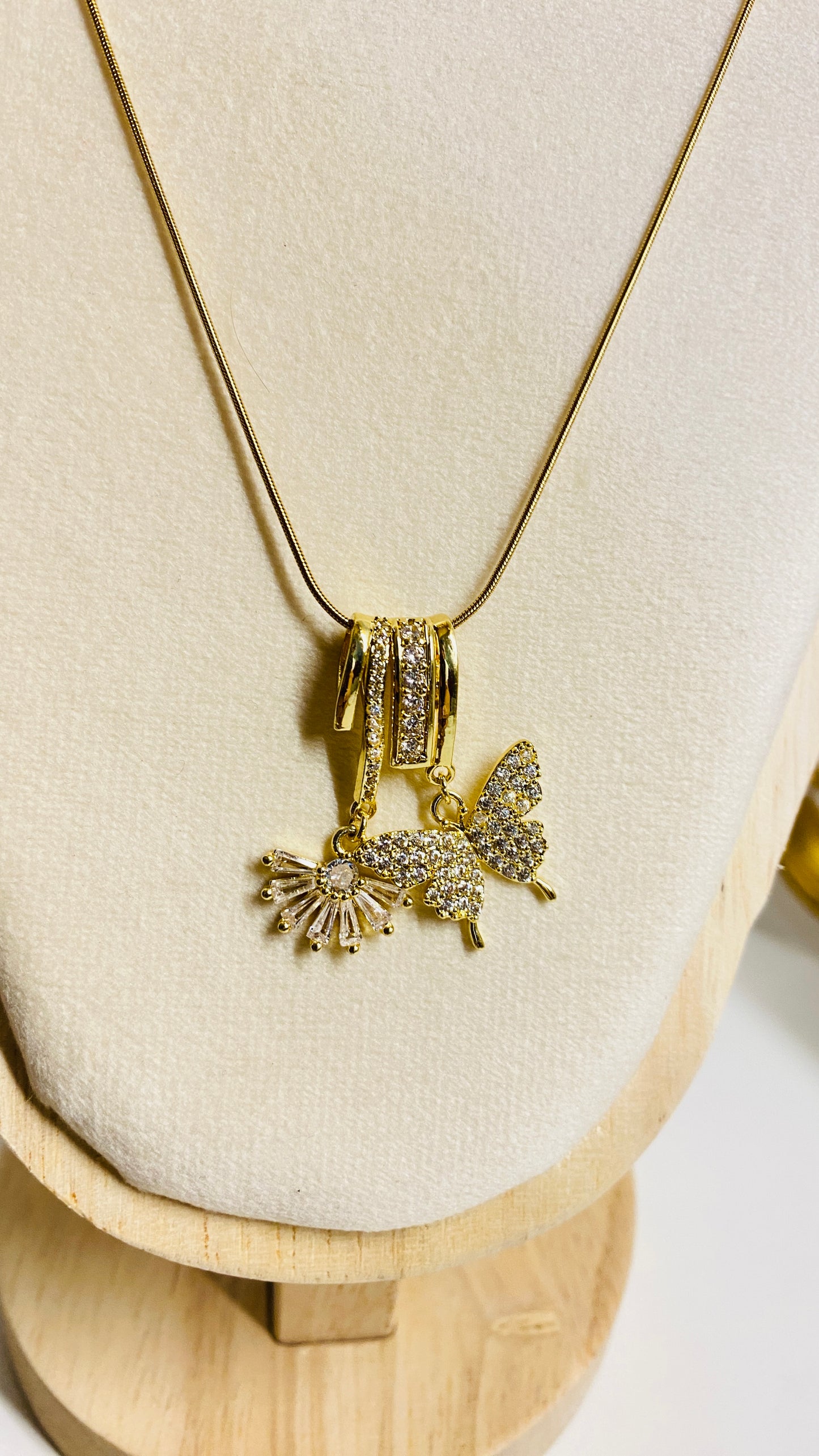 Elegant butterfly necklace for women, minimalist gold butterfly pendant anti tarnish waterproof jewelry